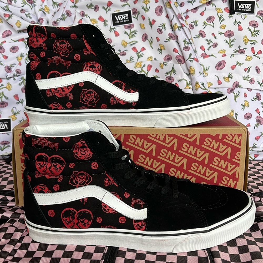 Vans WMNS Sk8-Hi
Love You To Death Black/T
VN0007NSBMX
Sneakers